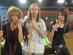 Jessie Gillespie photographed himself with two Japanese friends in Osaka.