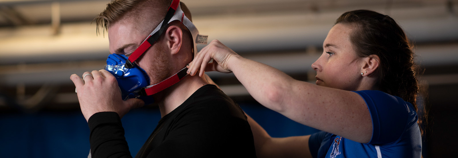 Sport Scientist help client with treadmill mask