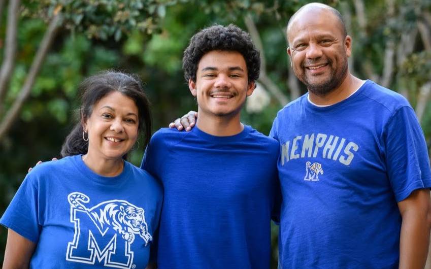 parents and student on campus